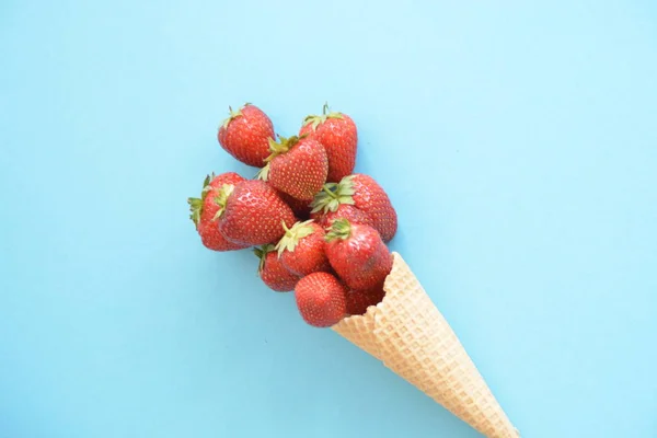 Cone Sorvete Com Morangos Fundo Colorido — Fotografia de Stock