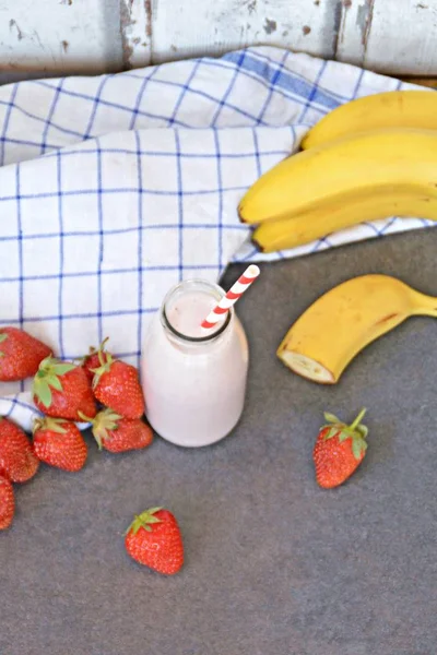 Hausgemachter Milchshake Mit Erdbeeren Und Bananen Als Perfekte Erfrischung Sommer — Stockfoto