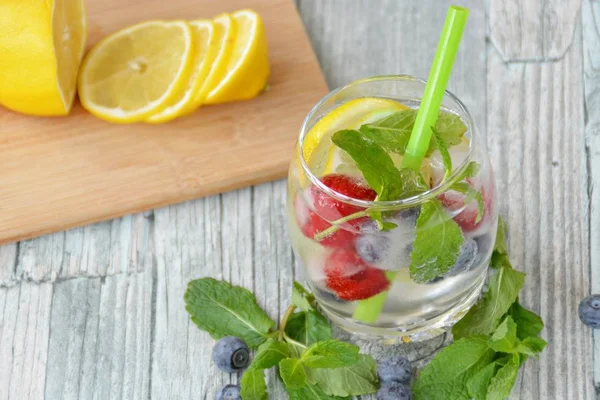 Bebida Fresca Verano Hecha Menta Frambuesa Cítricos Arándanos — Foto de Stock