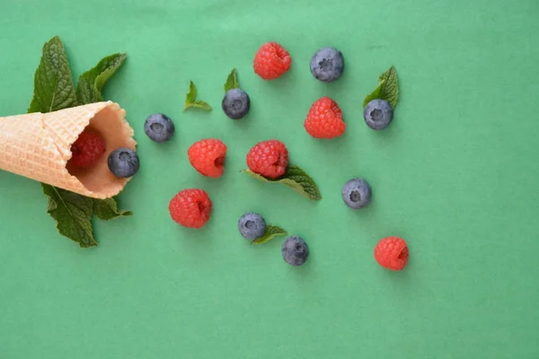 Cône Crème Glacée Aux Myrtilles Framboises Menthe Sur Fond Coloré — Photo