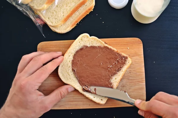 早餐在烤面包上撒巧克力奶油 — 图库照片