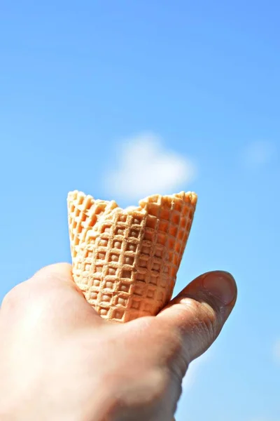 Beskuren Bild Man Holding Cone Glass Framför Molnet — Stockfoto