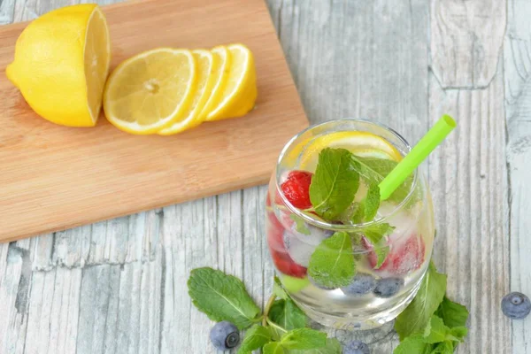 Frisches Sommergetränk Aus Minze Himbeere Zitrusfrüchten Und Blaubeere — Stockfoto