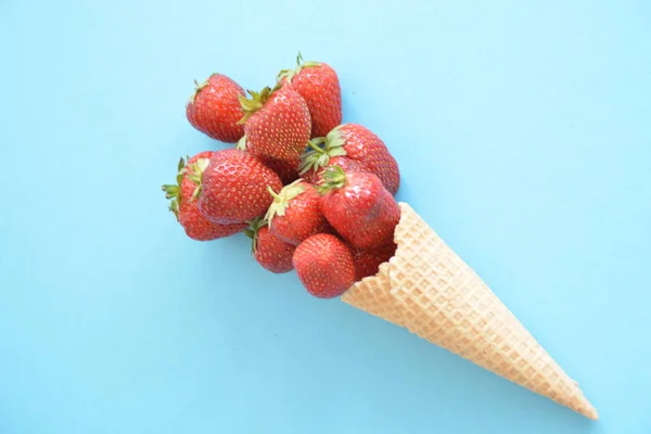 Cono Helado Con Fresas Sobre Fondo Color — Foto de Stock