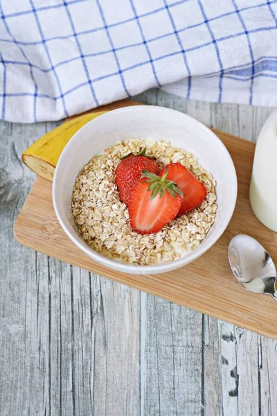 在碗里吃草莓作为早上的健康早餐 — 图库照片