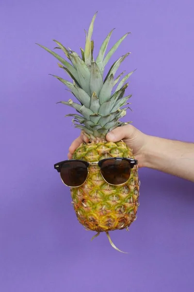 Een Ananas Met Zonnebril Hand Houden — Stockfoto