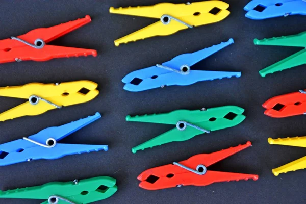 Verschillende Gekleurde Wasknijpers Gekleurde Achtergrond — Stockfoto