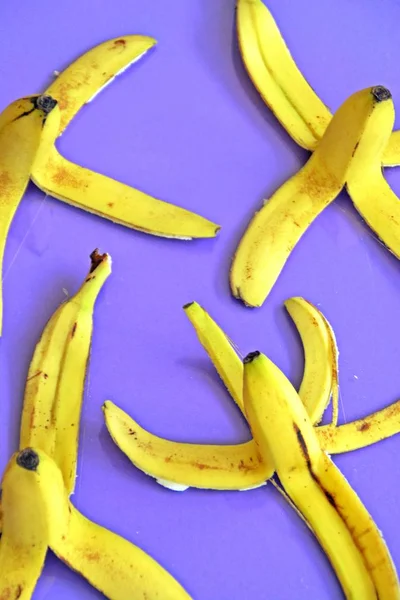 在色彩艳丽的背景前剥落香蕉皮 — 图库照片