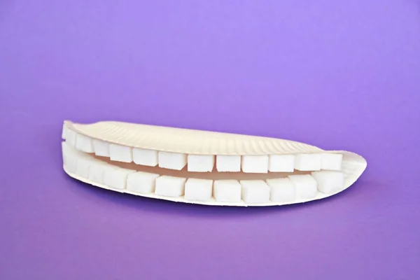 Zähne Aus Zuckerwürfeln Auf Buntem Hintergrund — Stockfoto