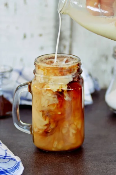 Verter Leche Café Helado — Foto de Stock