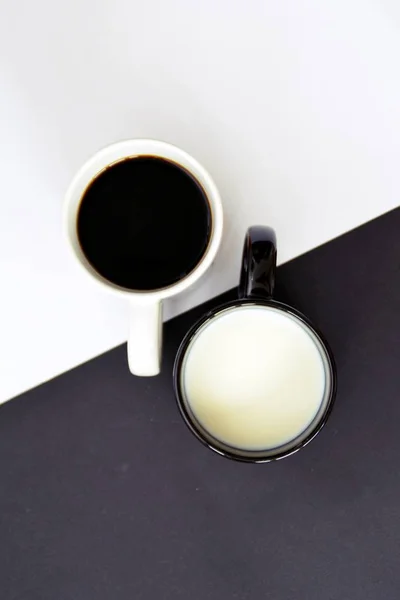 Zwei Tassen Vor Einem Halb Schwarzen Und Halb Weißen Hintergrund — Stockfoto