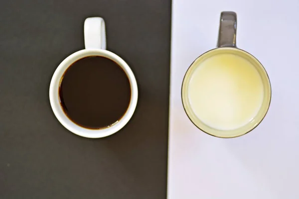 Dos Tazas Delante Fondo Medio Negro Medio Blanco Una Taza — Foto de Stock