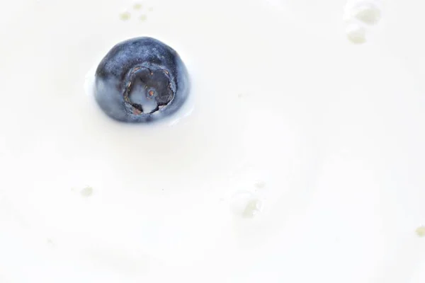 Ρίξτε Βατόμουρο Στο Γάλα — Φωτογραφία Αρχείου