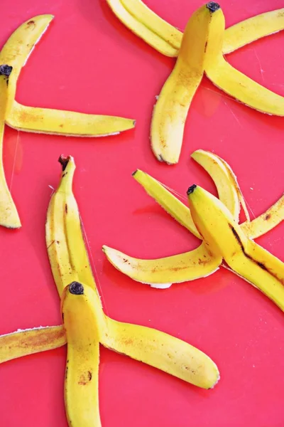 앞에서 바나나 껍질을 벗기는 — 스톡 사진
