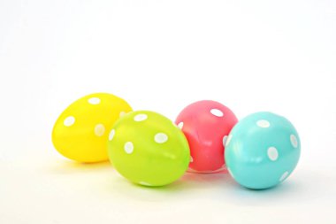 Beyaz arka plan önünde noktalı paskalya yumurtaları 