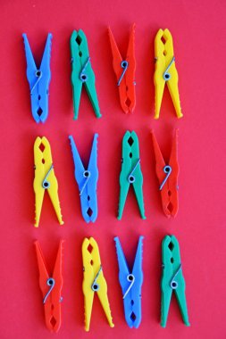renkli arka planda farklı renkli clothespins 