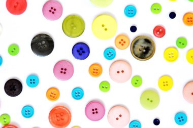 Bir renkli arka plan önünde farklı renk ve tasarımlar düğmeleri büyük bir set 