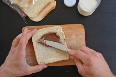 Kahvaltı için bir tost üzerine yaymak Çikolata krem