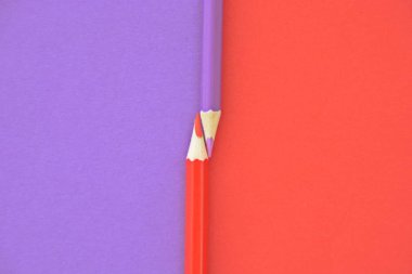 İki renkli kalem, bir resmi iki farklı renkte ikiye böler