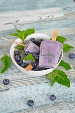 yaban mersini ve sütten yapılmış ev yapımı buzlu şekerler