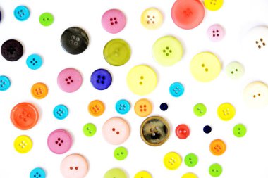 Bir renkli arka plan önünde farklı renk ve tasarımlar düğmeleri büyük bir set 