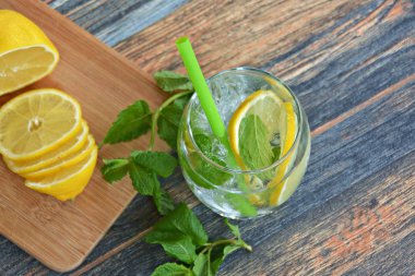 Nane ve limon ile ahşap bir masa üzerinde yaz içki 