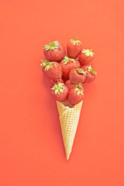 Renkli bir arka plan üzerinde çilek ile dondurma konisi