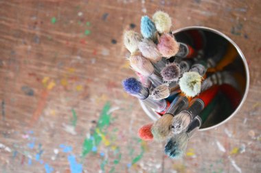 Yakın çekim - Bir kara tahta üzerinde bir kutu fırçalar 