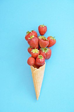 Renkli bir arka plan üzerinde çilek ile dondurma konisi