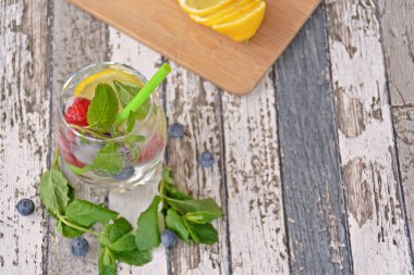 Nane, ahududu, narenciye ve yaban mersini yapılmış taze yaz içeceği 