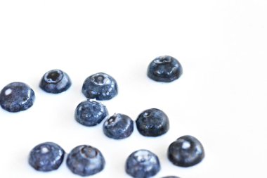 süt içine damla yaban mersini 