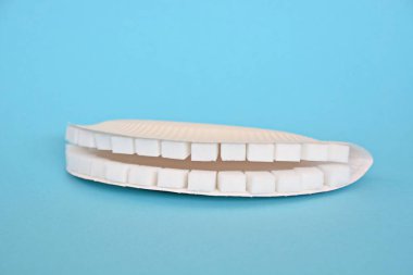 Kollu bir arka planda şeker küpleri dışında dişler