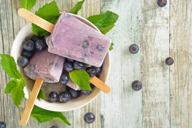 yaban mersini ve sütten yapılmış ev yapımı buzlu şekerler