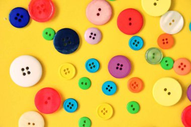 Bir renkli arka plan önünde farklı renk ve tasarımlar düğmeleri büyük bir set 