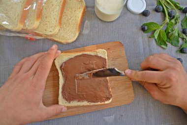 Kahvaltı için bir tost üzerine yaymak Çikolata krem