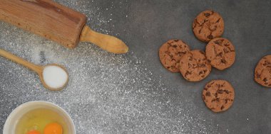 Mutfak tahtasında kurabiye pişirme 