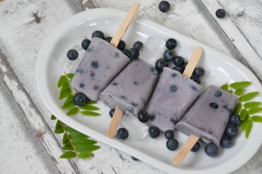 yaban mersini ve sütten yapılmış ev yapımı buzlu şekerler