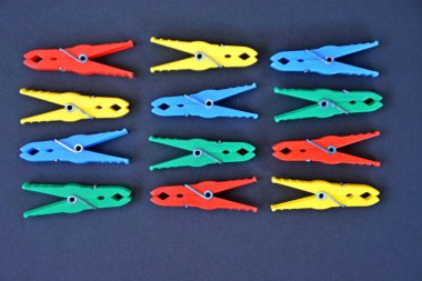 renkli arka planda farklı renkli clothespins 