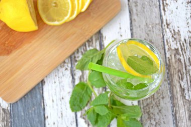 Nane ve limon ile ahşap bir masa üzerinde yaz içki 