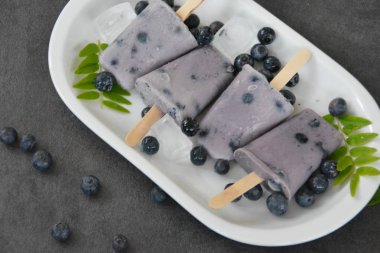 yaban mersini ve sütten yapılmış ev yapımı buzlu şekerler