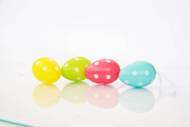 Beyaz arka plan önünde noktalı paskalya yumurtaları 