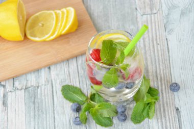 Nane, ahududu, narenciye ve yaban mersini yapılmış taze yaz içeceği 