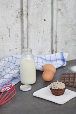 bir mutfak yüzeyinde toppic ile ev yapımı çikolatalı ekmek 