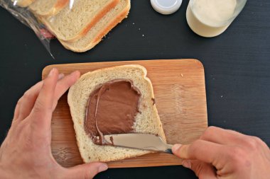 Kahvaltı için bir tost üzerine yaymak Çikolata krem