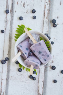 yaban mersini ve sütten yapılmış ev yapımı buzlu şekerler