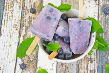 yaban mersini ve sütten yapılmış ev yapımı buzlu şekerler