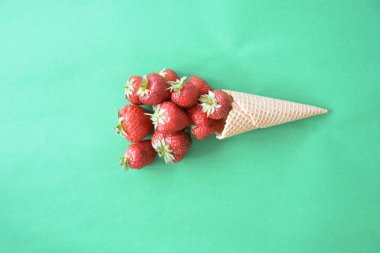 Renkli bir arka plan üzerinde çilek ile dondurma konisi