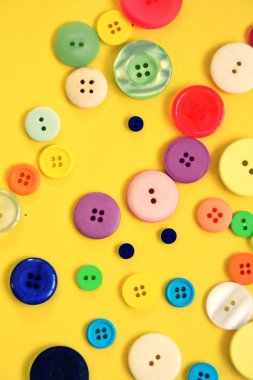Bir renkli arka plan önünde farklı renk ve tasarımlar düğmeleri büyük bir set 