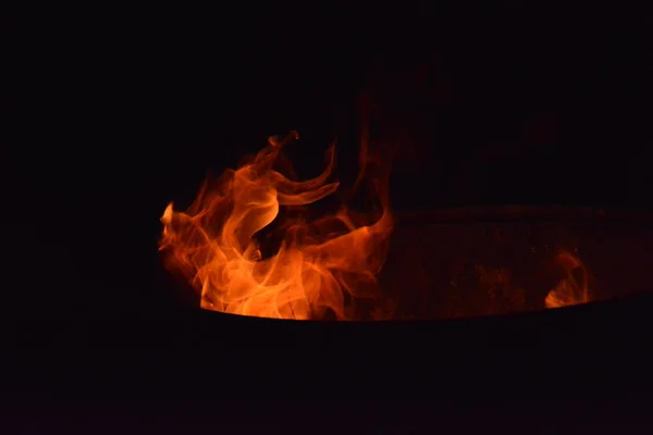 Flammen Aus Einer Feuertonne Der Nacht — Stockfoto