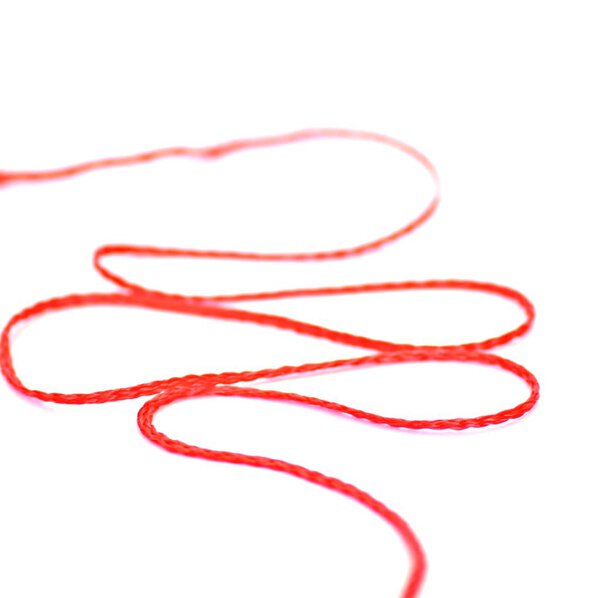 Немецкая фраза "нить рассказа" абстрактно изображена как картинка с красной нитью перед белым фоном - представляет внутреннюю последовательность истории
